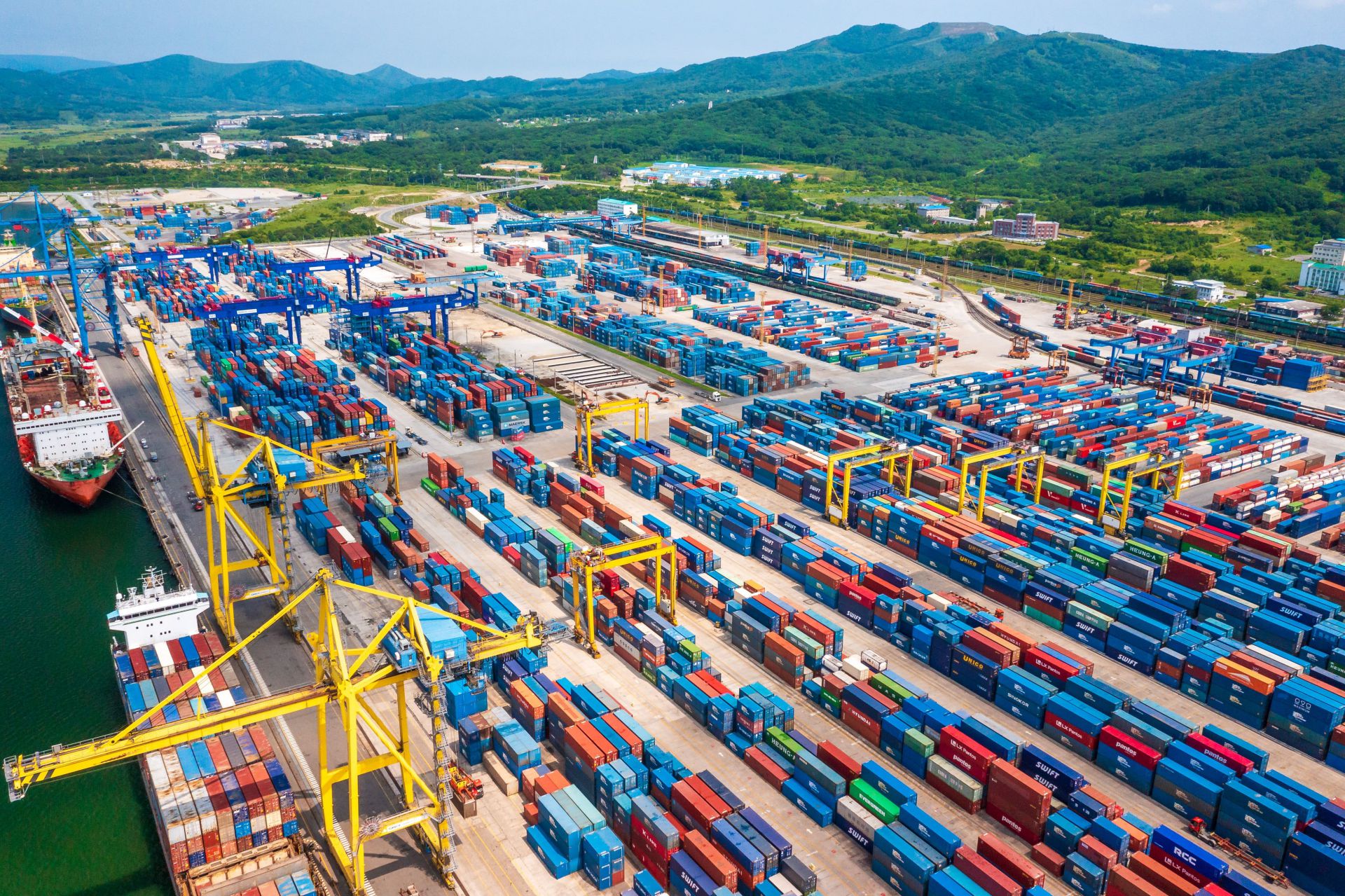 Global Ports приобрел девять новых контейнерных перегружателей для ВСК
